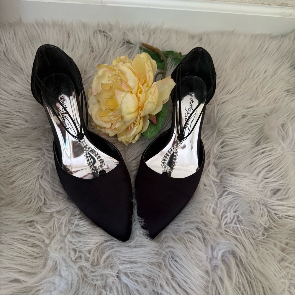 easy street Black Pointed-Toe D'Orsay Heels